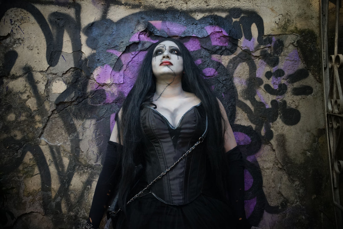 5 najlepszych kreacji Vampire Gothic w historii kina. Stroje wampirów, które zdefiniowały mroczną elegancję