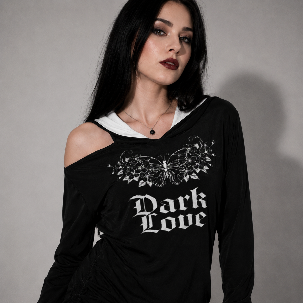 Gotisches Hoodie-Kleid Dark Love – Asymmetrisches Kleid mit Kapuze, freier Schulter und Aufdruck | Gothic | Darkwear | Alternative Fashion