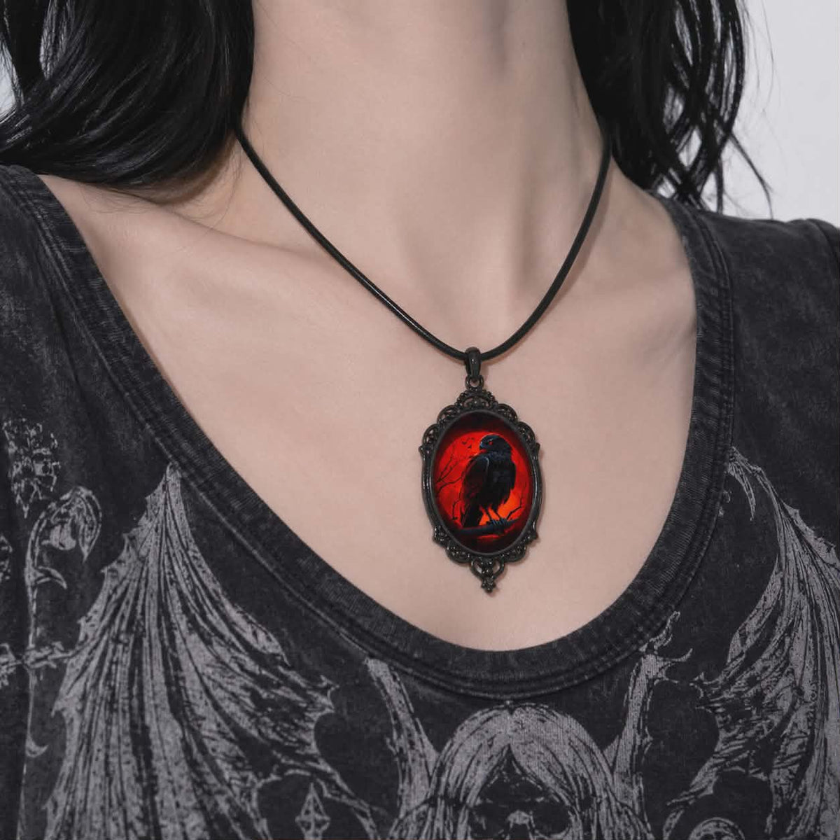 Gotische Halskette Blutiger Rabe | Blood Moon Raven Necklace | Dunkler Gothic-Anhänger