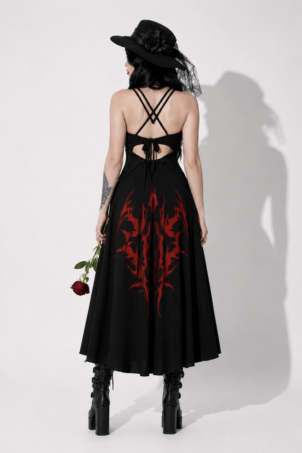 Gotisches Kleid Vampire Queen – Schwarzes Maxi-Kleid Dark Romance mit Spitze und Schlitzen