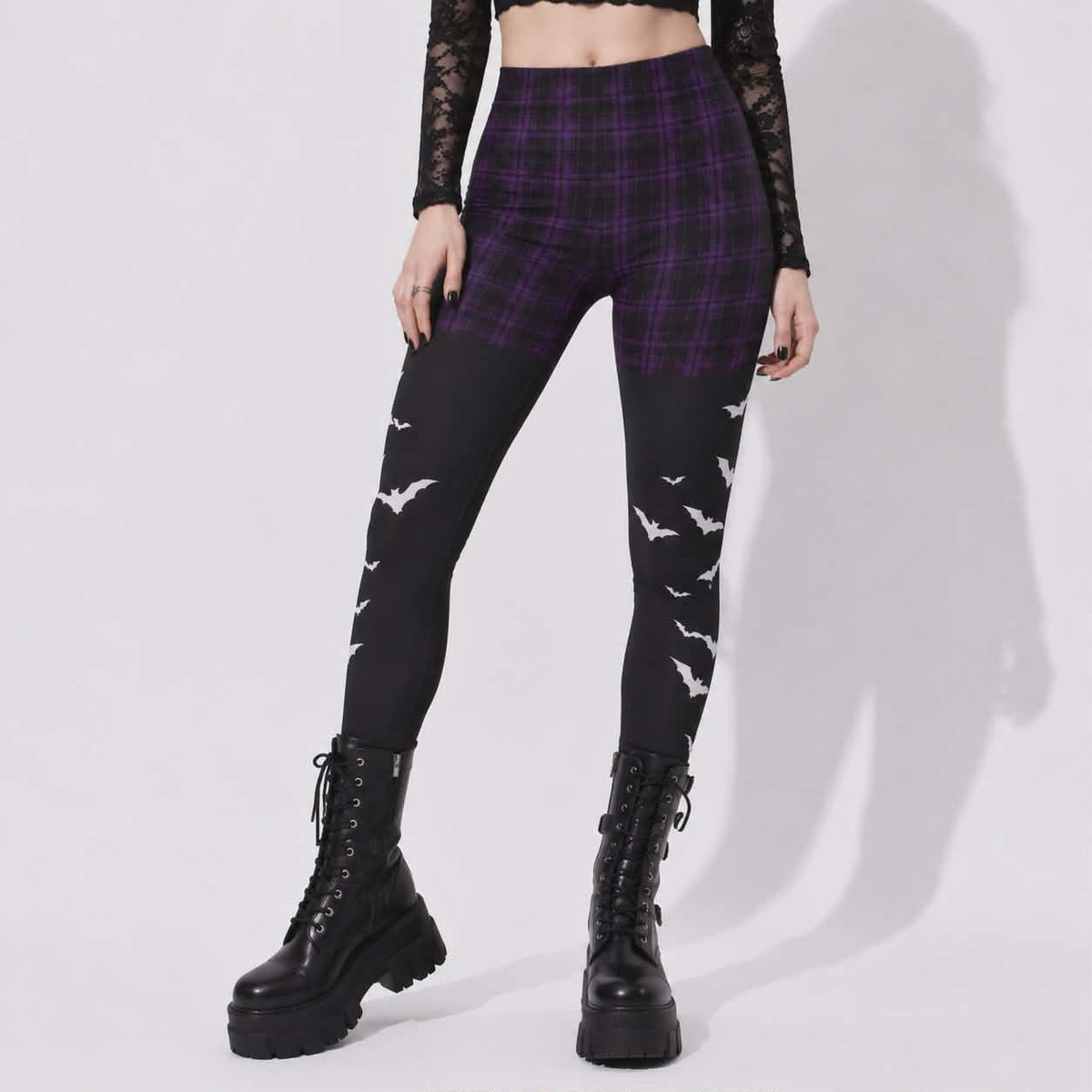 Gotische Damen-Leggings Witchcore | Lila Karomuster, Fledermäuse und Dark Academia