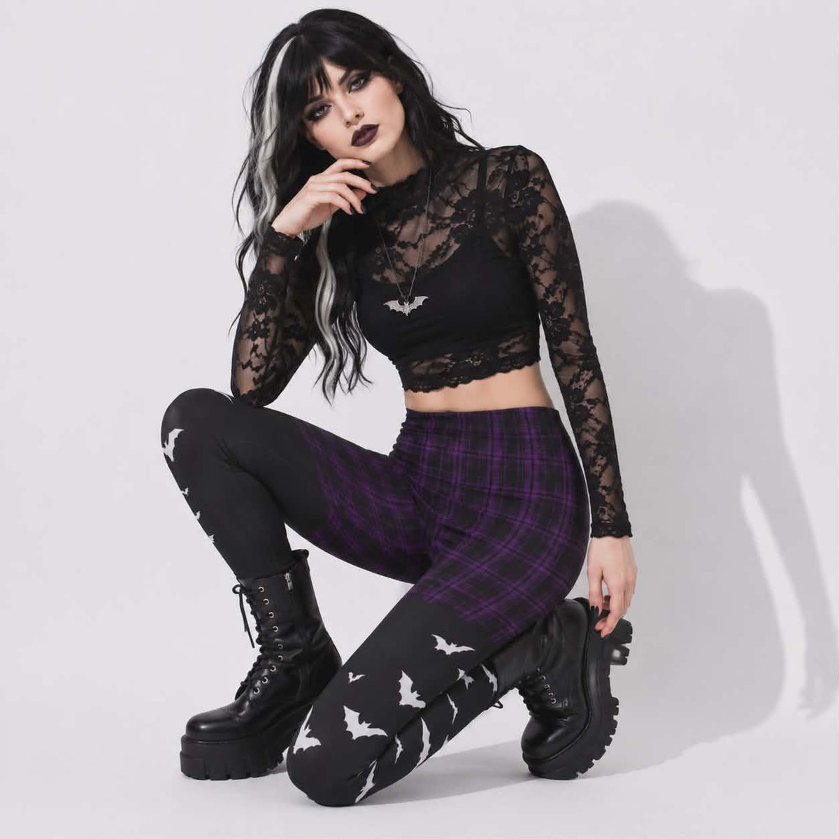 Gotische Damen-Leggings Witchcore | Lila Karomuster, Fledermäuse und Dark Academia