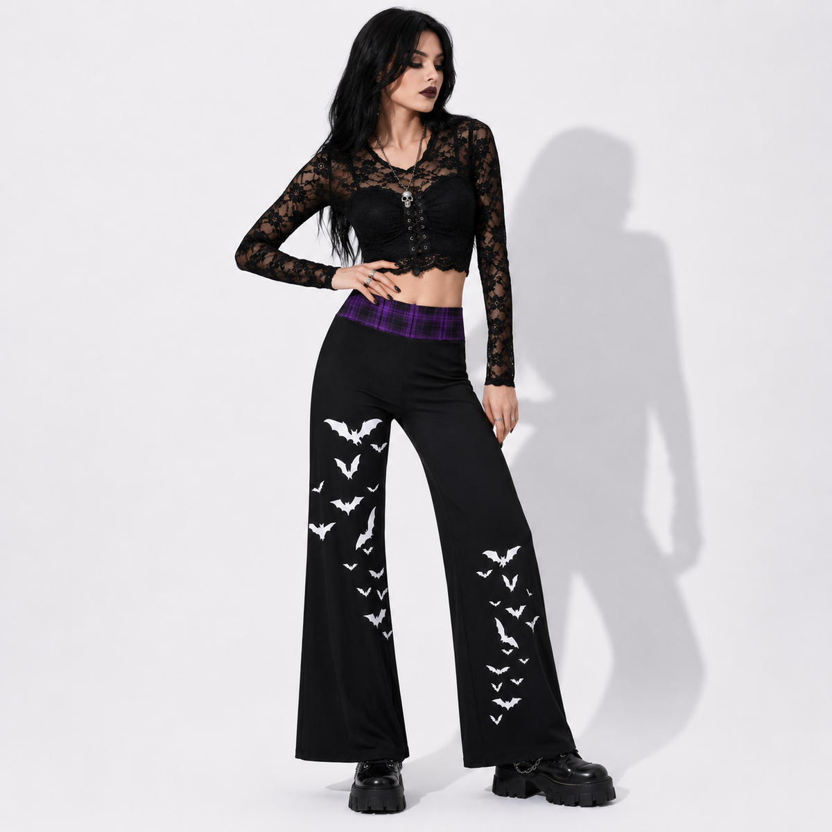 Gotische Damen-Hose mit weitem Bein | Witchcore Mond & Fledermäuse – Schwarze weite Alternativ-Hose