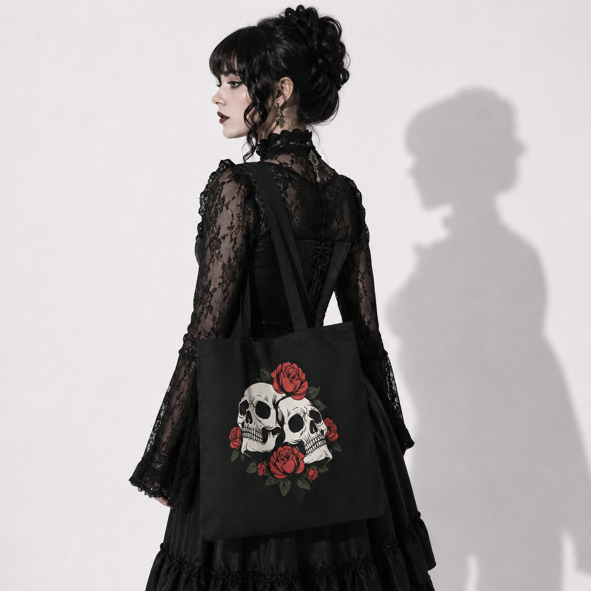 Gotische Tasche Victorian Skull Roses – Dunkle Tote Bag mit Totenköpfen und Rosen